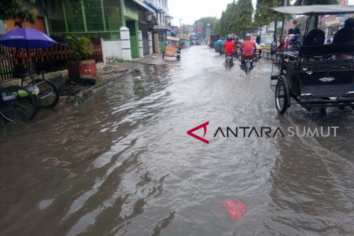 Sejumlah jalan protokol terendam