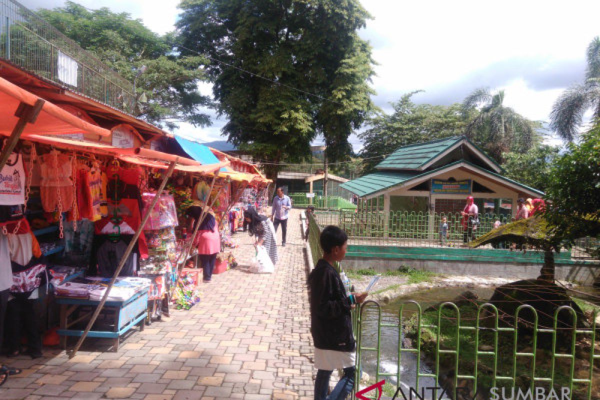 Street Vendors To Go Outside From Bukittinggi Zoo