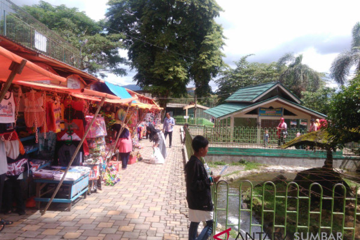 Khawatir Membahayakan satwa, pedagang diminta segera pindah dari area kebun binatang Bukittinggi