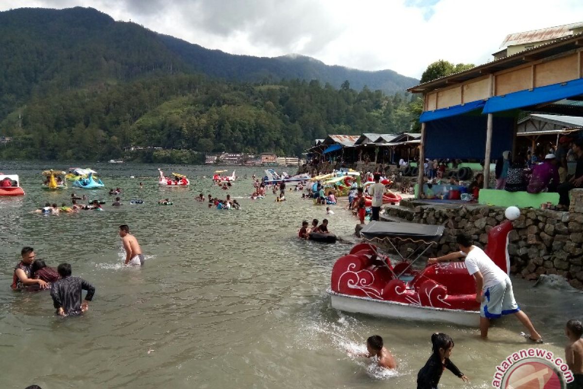 Parapat ramai wisatawan