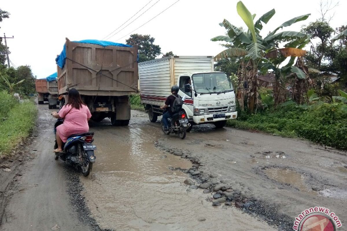 PULUHAN KILOMETER JALAN PROVINSI MENUJU TANGKAHAN RUSAK