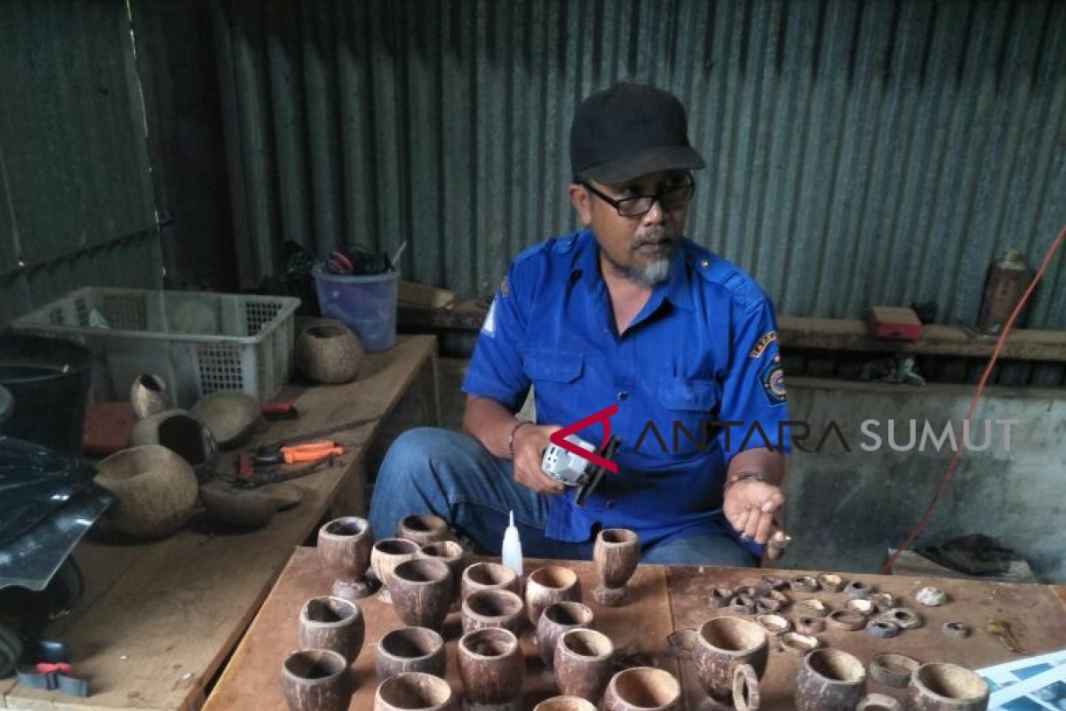 Sulap limbah batok kelapa menjadi rupiah