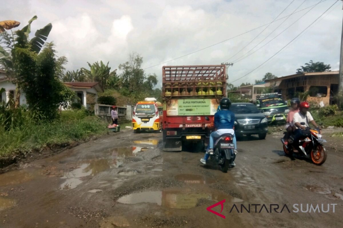 Jalan ke ibukota Simalungun rusak