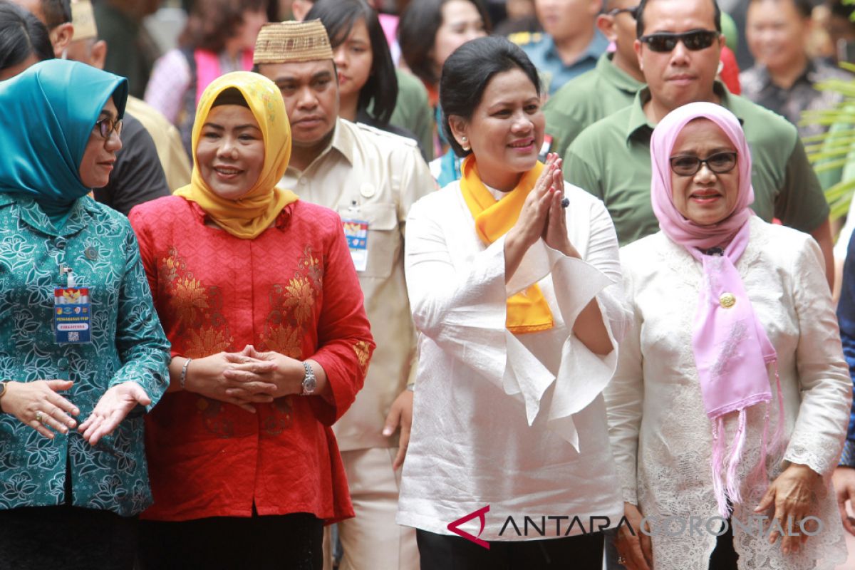 Ibu Iriana Jokowi Serahkan Perlengkapan Sekolah di Gorontalo