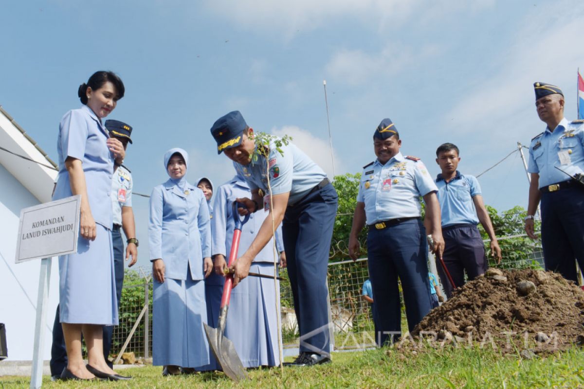 Iswahjudi Lindungi Aset Dengan Tanam Seribu Pohon