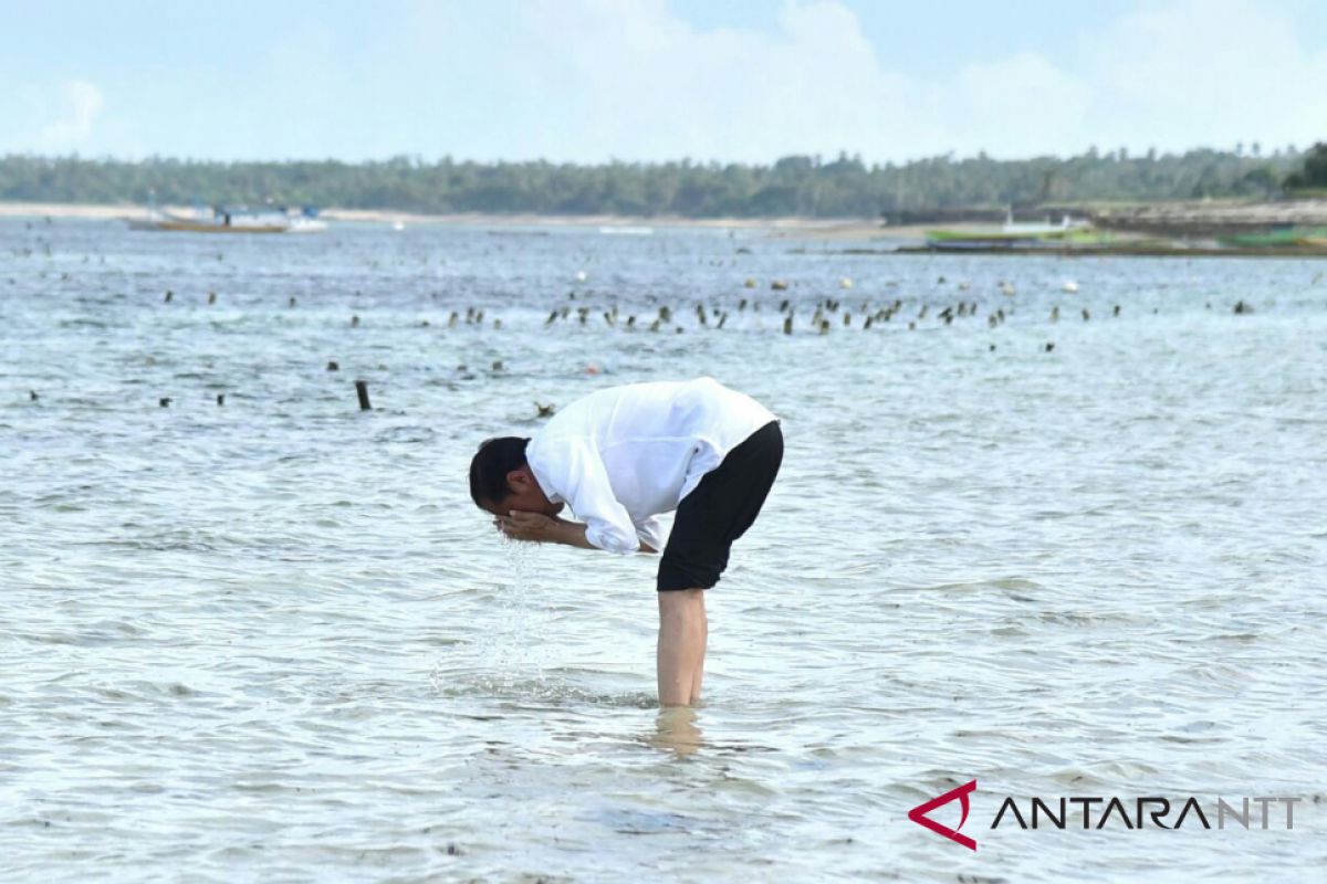 Ketika Jokowi basuh wajahnya dengan air laut