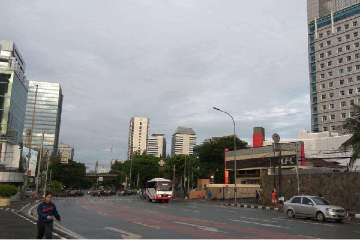 Jakarta cerah pagi dan malam, tapi siang sebagian diguyur hujan