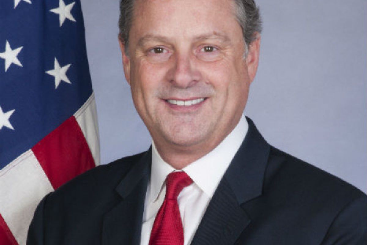 US Ambassador to Panama resigns, says cannot serve trump