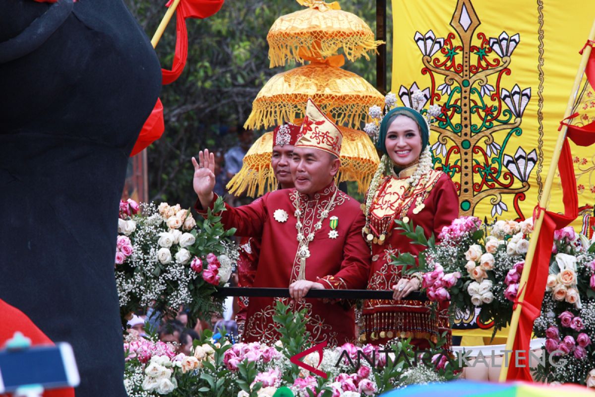 Ribuan Warga Saksikan Kirab Budaya Pernikahan Gubernur Kalteng [VIDEO]