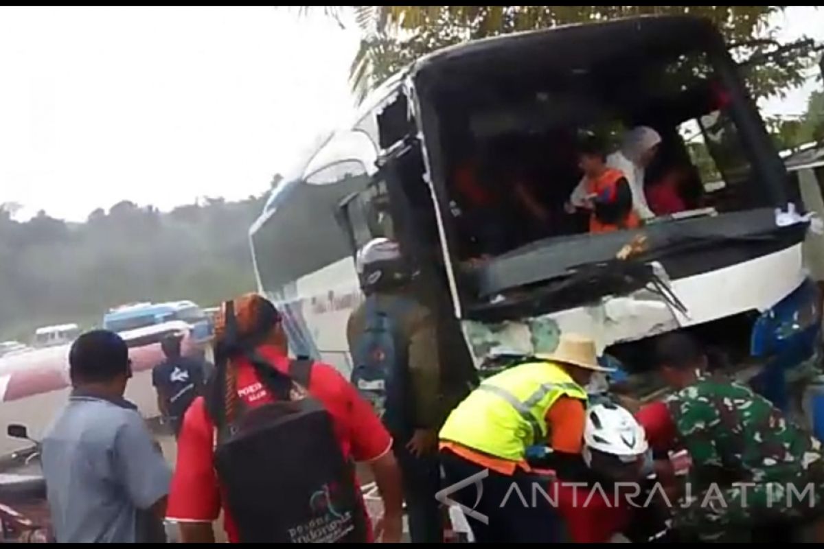 Rem Blong, Bus Tabrak Beruntun di Pantai Gemah