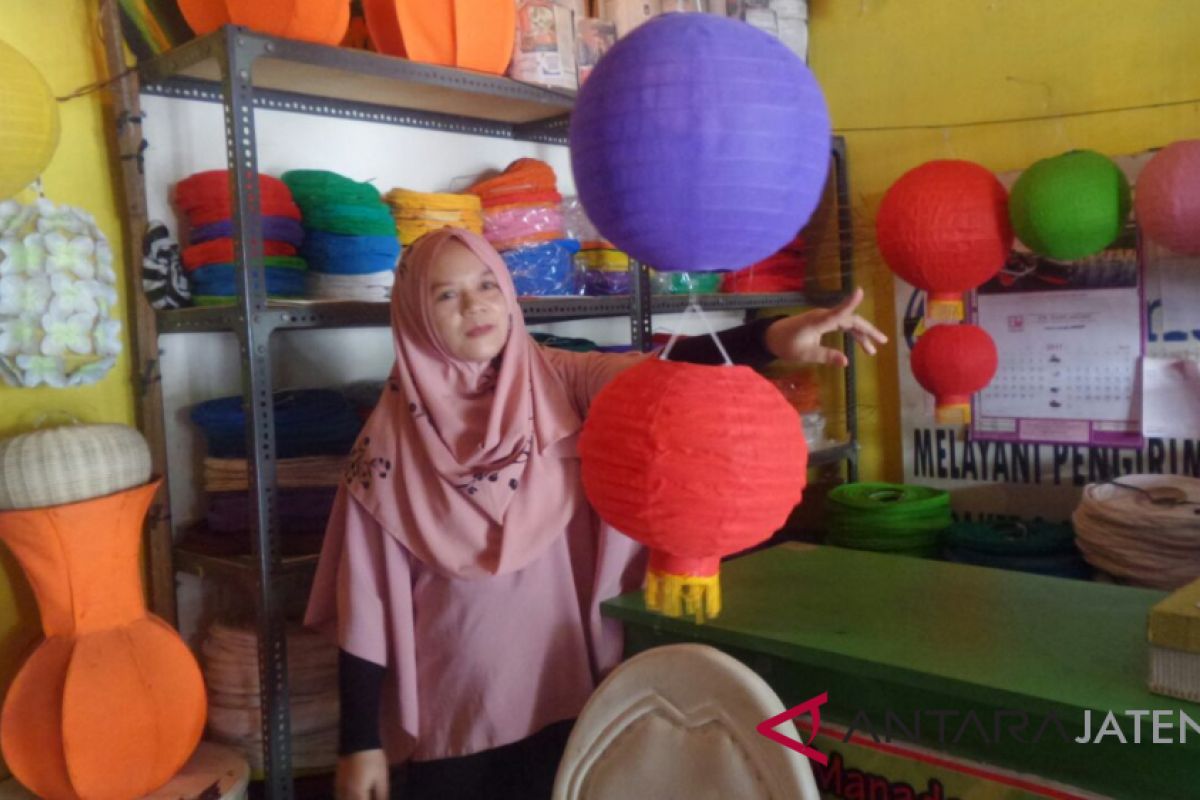 Sambut Imlek, produsen lampion kebanjiran pesanan