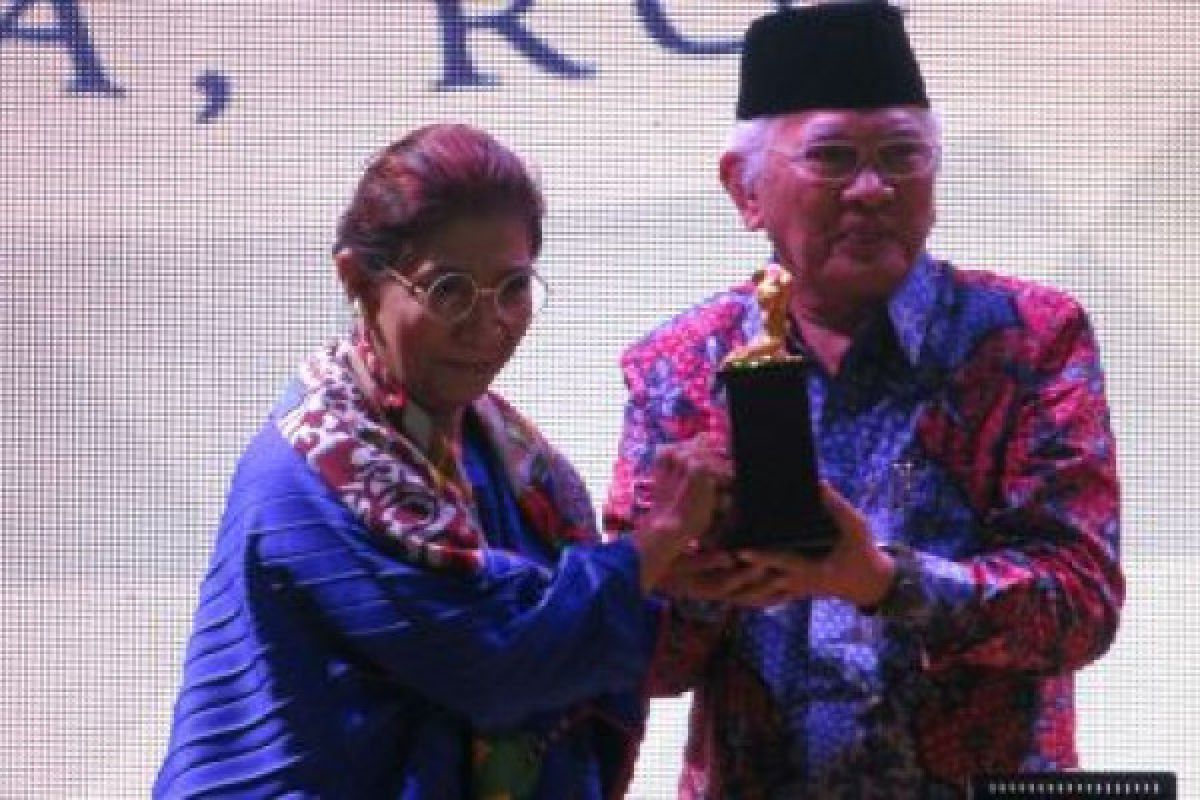 Gus Mus terima "Yap Thiam Hien Award"
