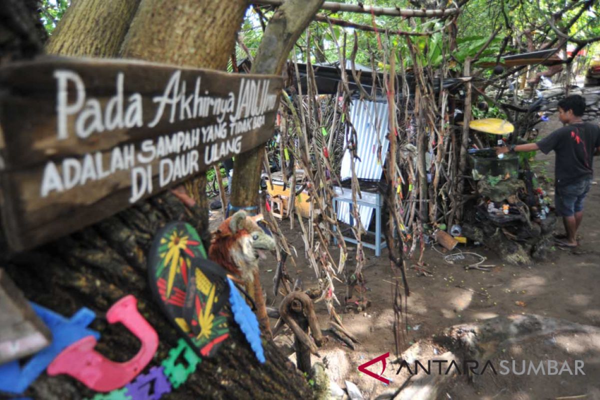 Ketika Limbah Pantai Padang Jadi Daya Tarik Wisata