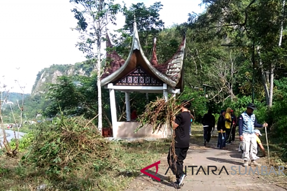 Sudah bersemak, ASN Bukittinggi gotong royong bersihkan Janjang Saribu