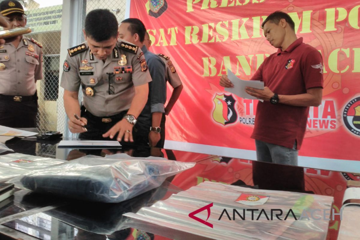 Polisi sita sejumlah barang bukti pembunuhan sekeluarga