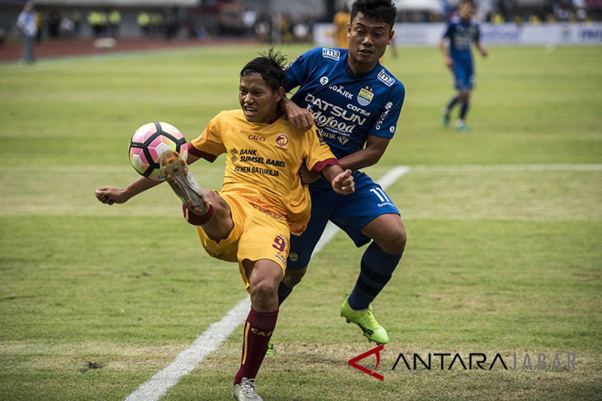 Gelandang Persib Dedi Kusnandar manfaatkan perabot rumah untuk bantu latihan