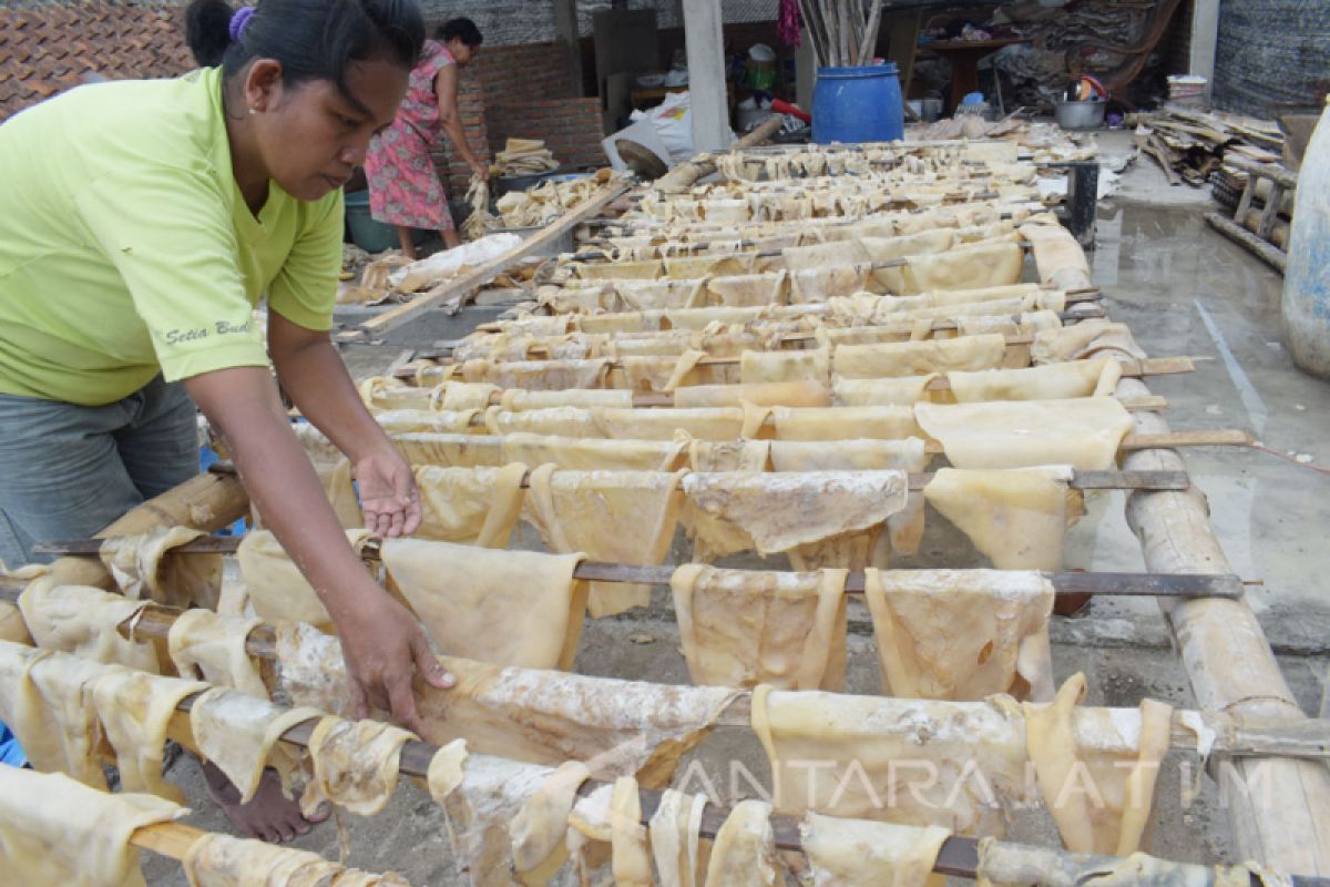 Produksi Kerupuk Rambak di Magetan Terkendala Cuaca