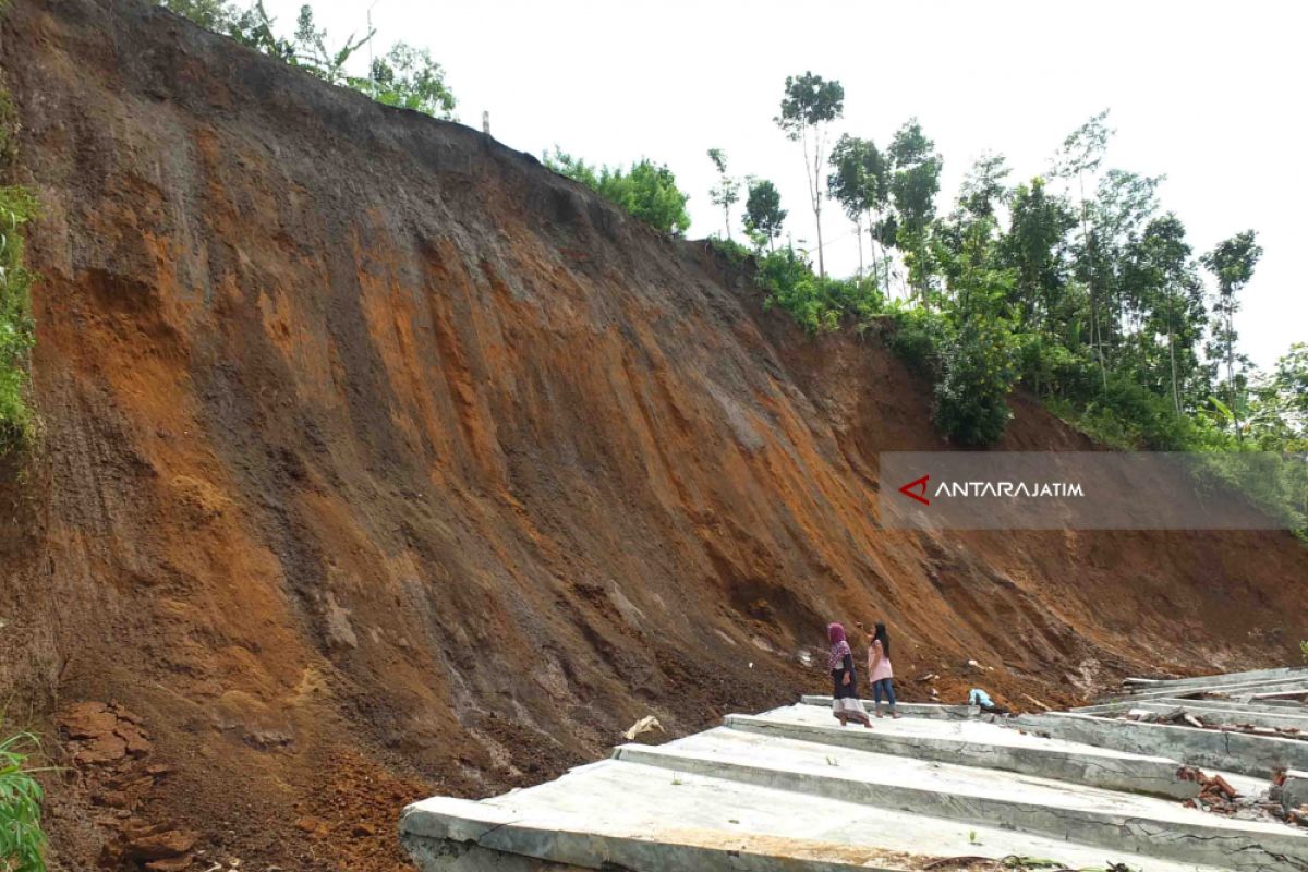 Hati-hati,  Jalan ke Wisata Puncak Rembangan Jember Longsor