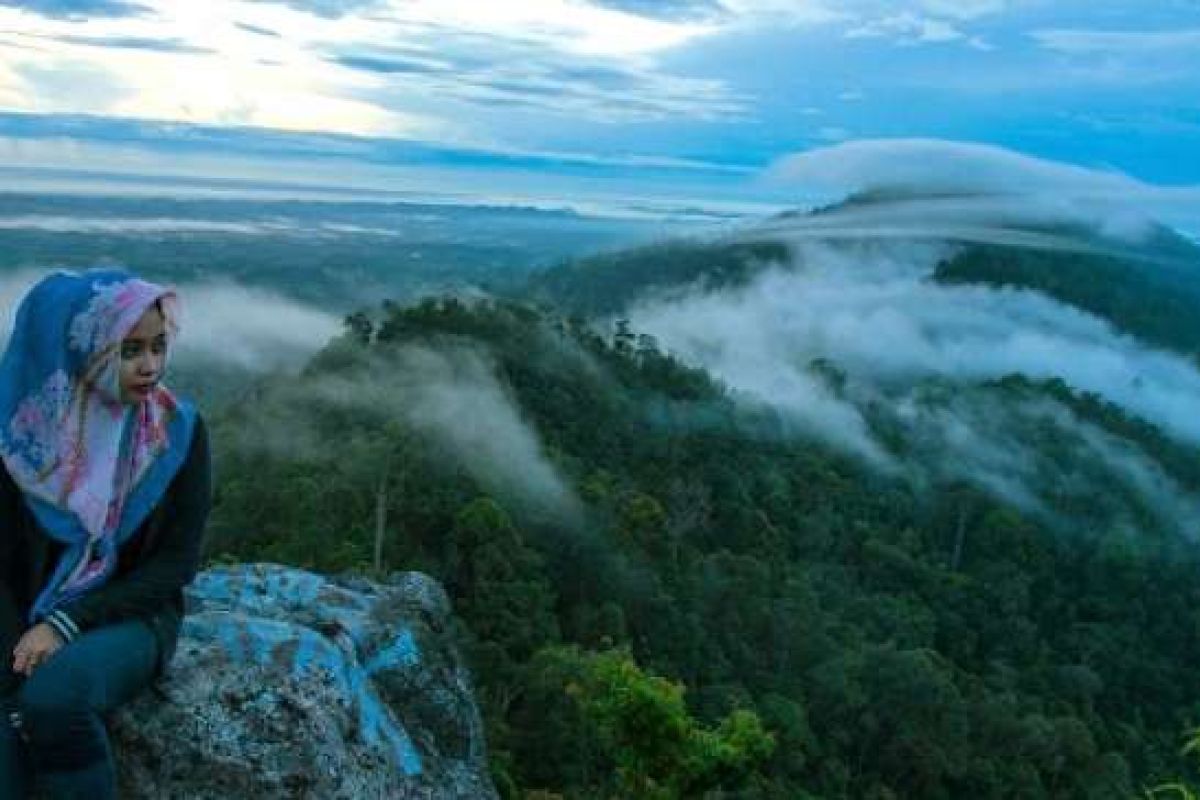 Ratusan wisatawan tahun baru dengan Samudra awan