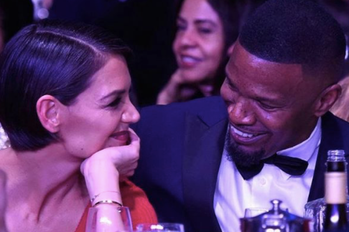 Katie Holmes dan Jamie Foxx tampil bersama di Grammy