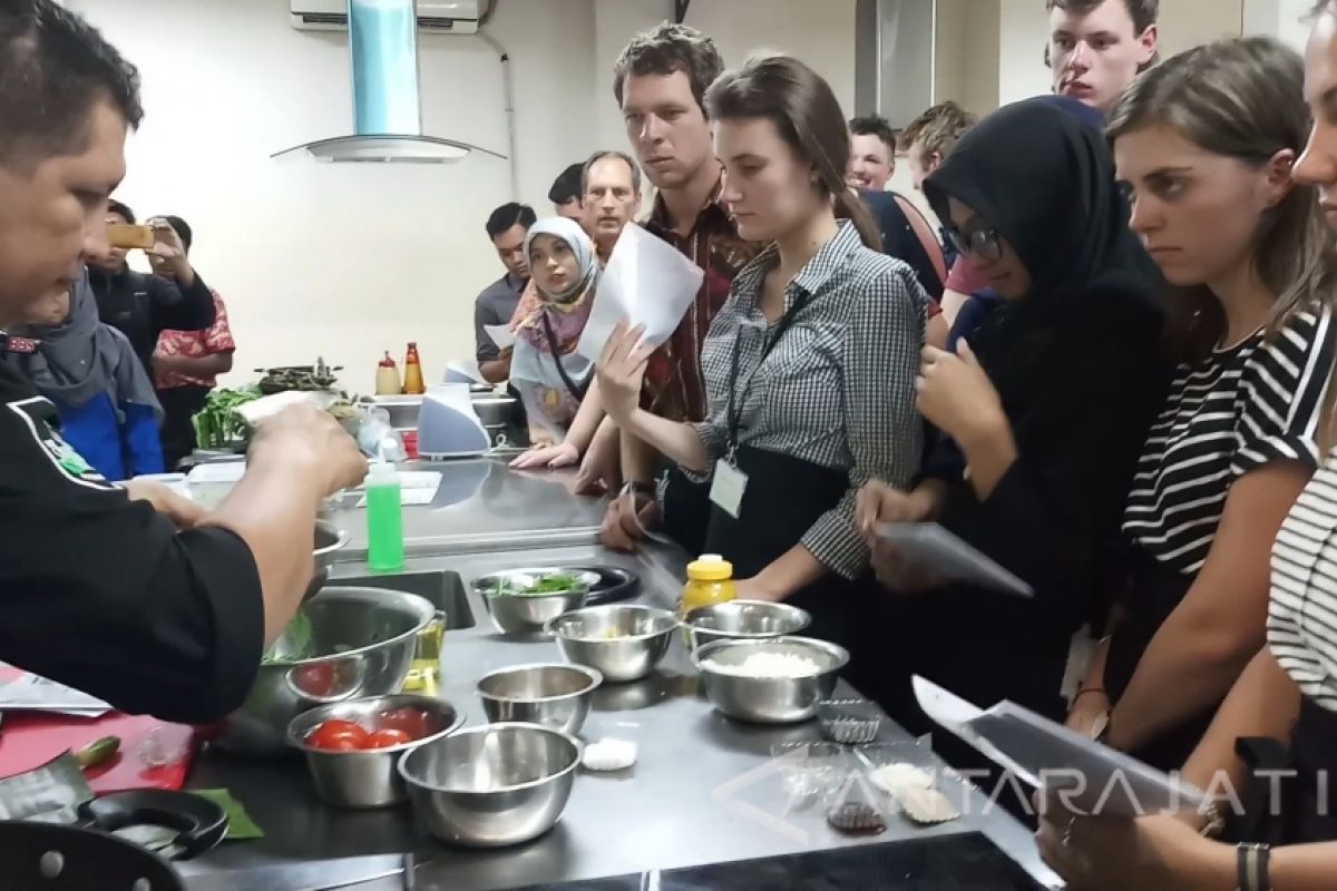 Mahasiswa Asing Diajari Masak Masakan Indonesia