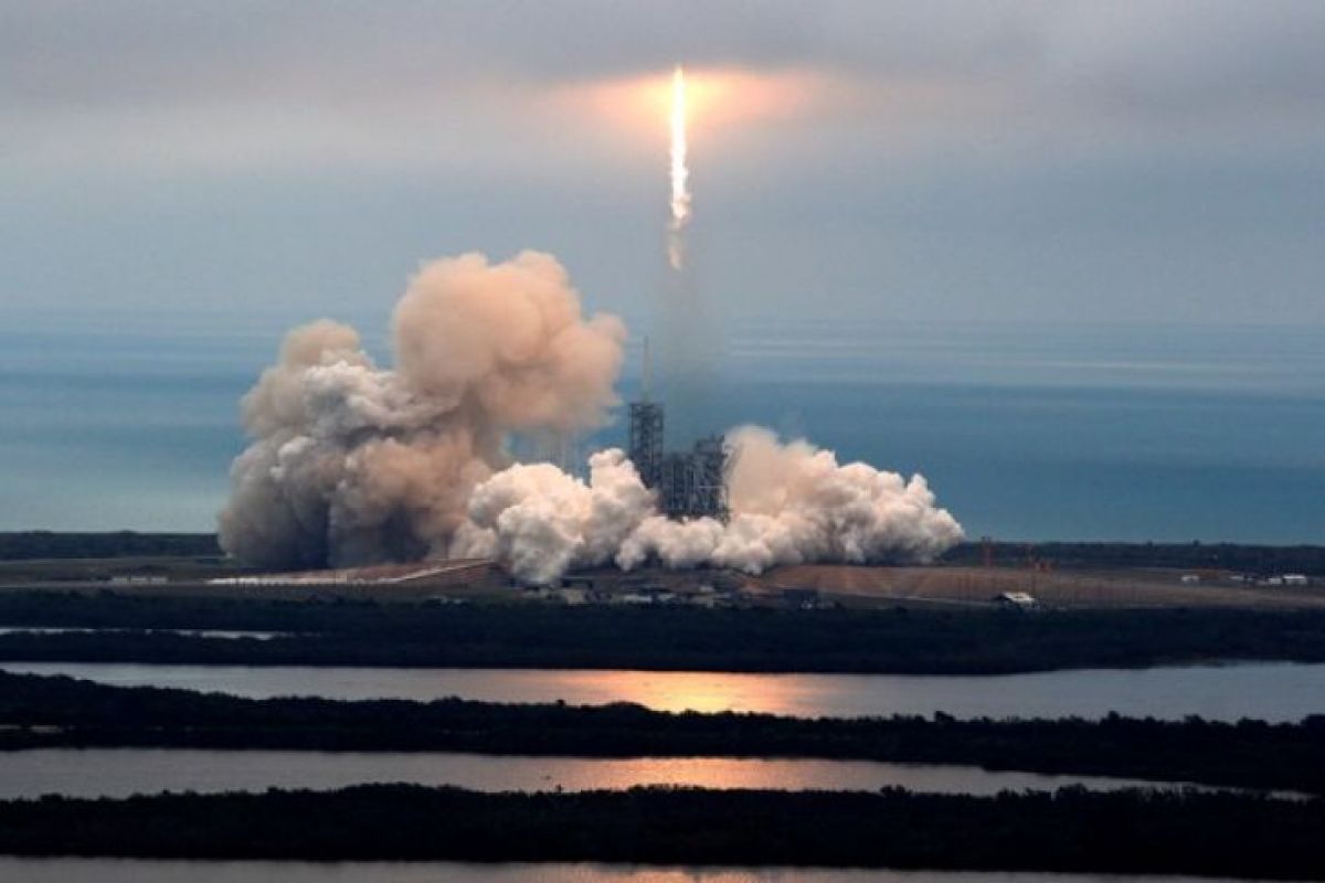 SpaceX Tunda Rencana Mengirim Turis Keliling Bulan