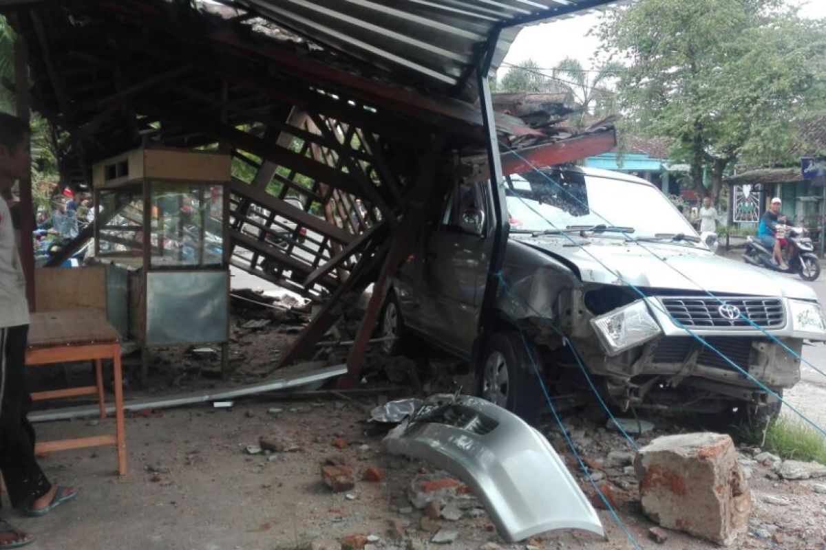 Sebuah Minibus Tabrak Warung di Jalur Madiun-Ponorogo