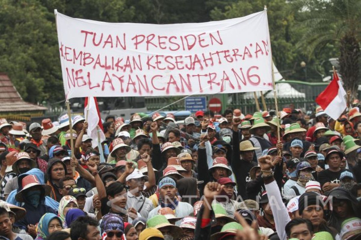 Nelayan Pantura Demo saat Presiden Lantik Pejabat Negara (Video)