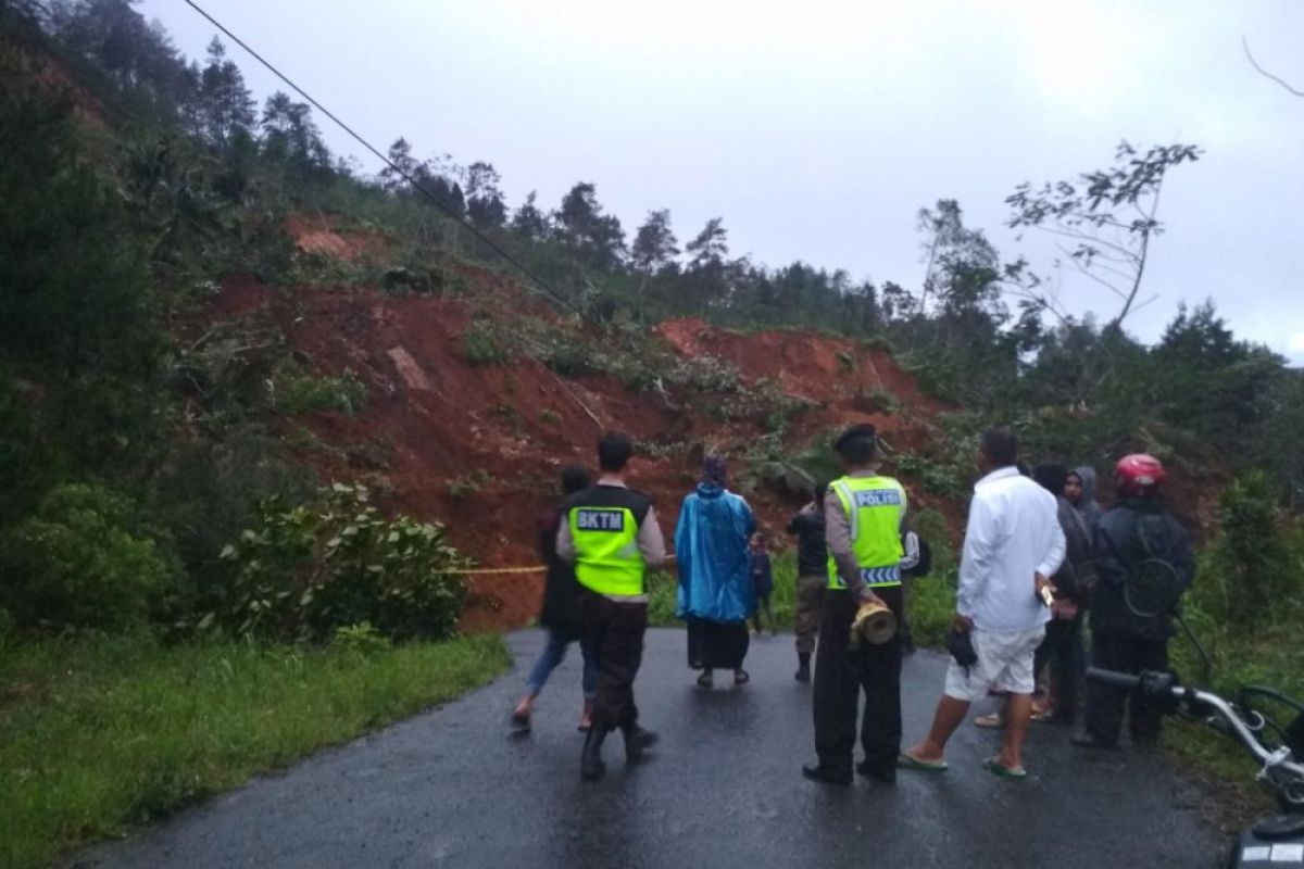 Longsor Besar, Jalur Kampak-Munjungan Putus Total