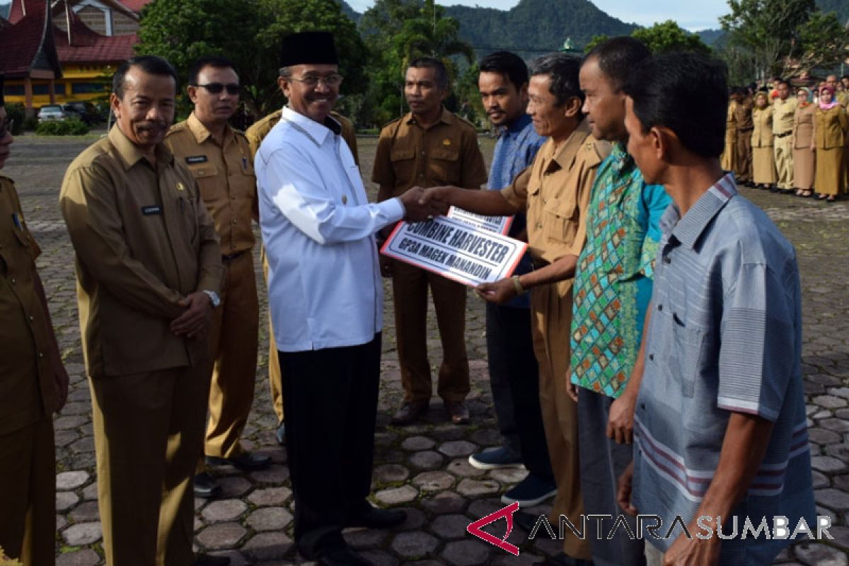 Menuju Swasembada Pangan, Bupati Solok Serahkan Bantuan Alat Pertanian