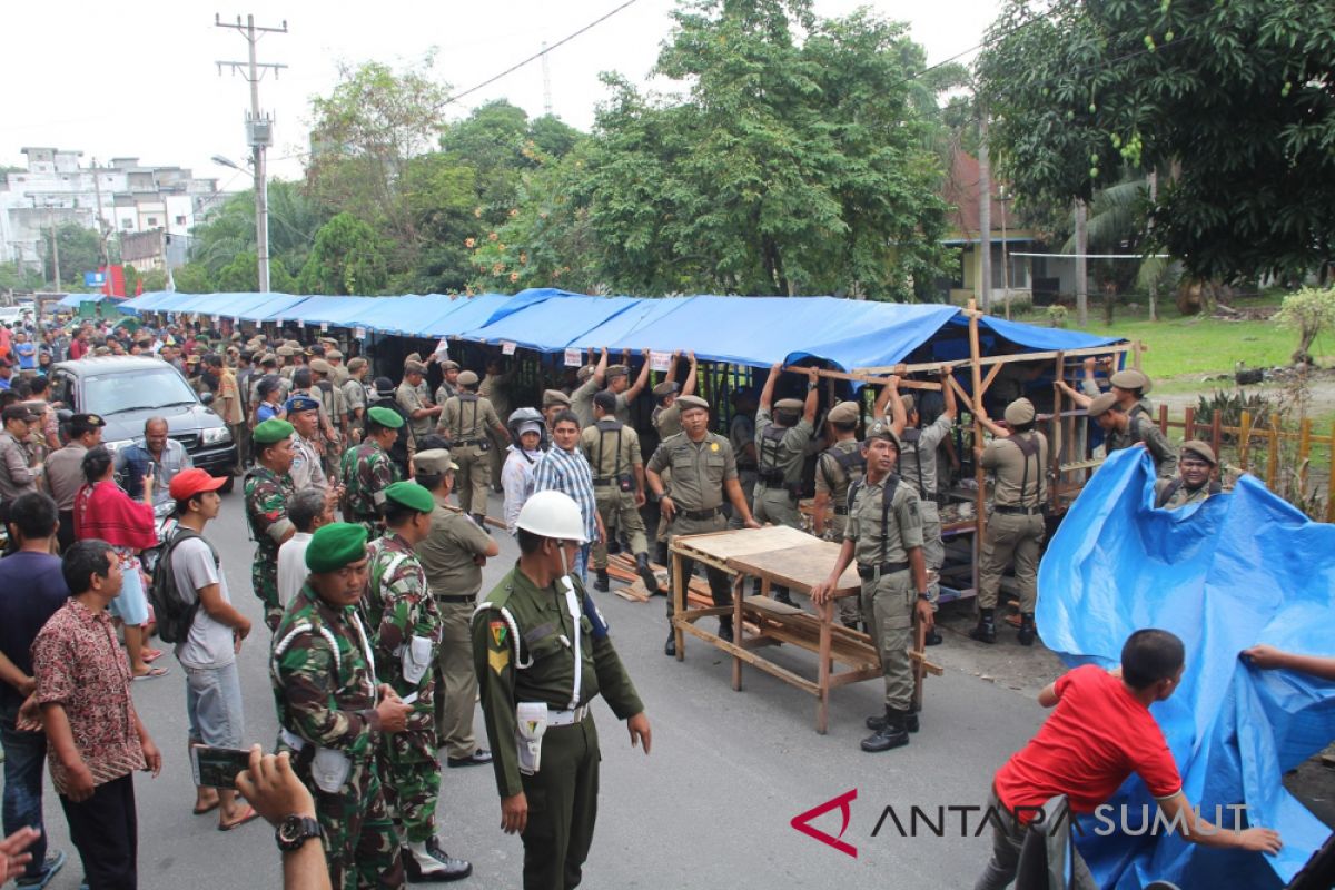 Pol PP Asahan Tertibkan Lapak Pedagang Jalan Sutomo