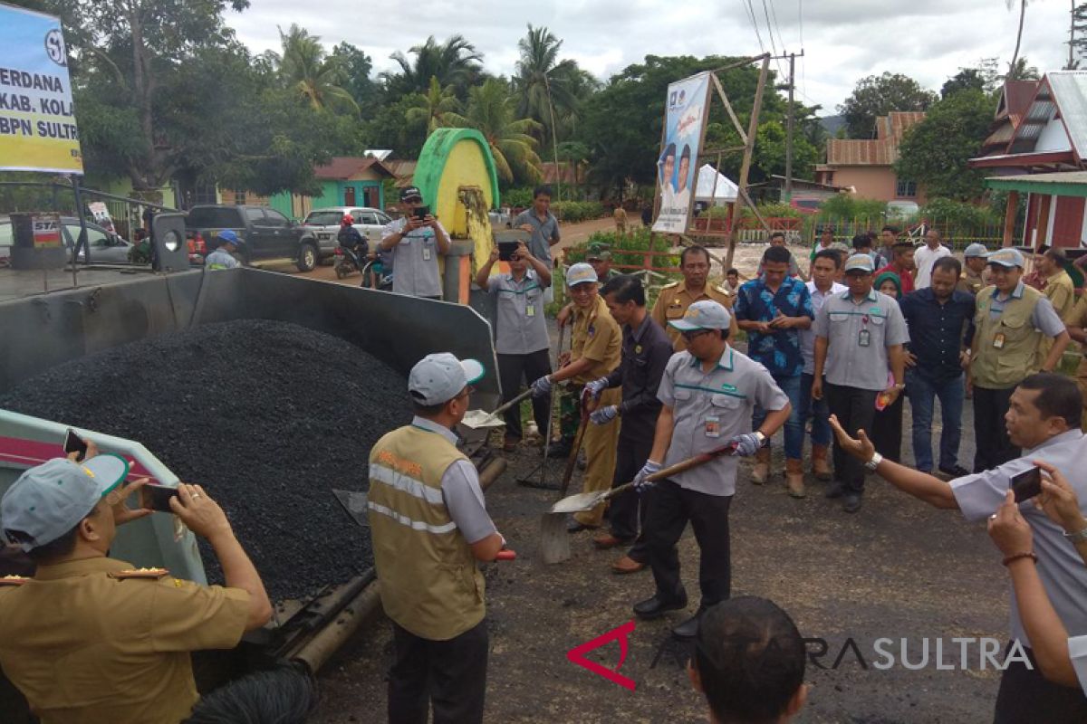 Antam laksanakan pengaspalan jalan desa sopura