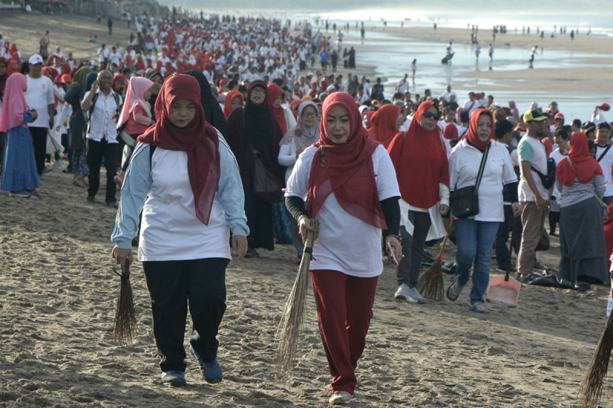 Ribuan warga muslim Bali bersih-bersih pantai