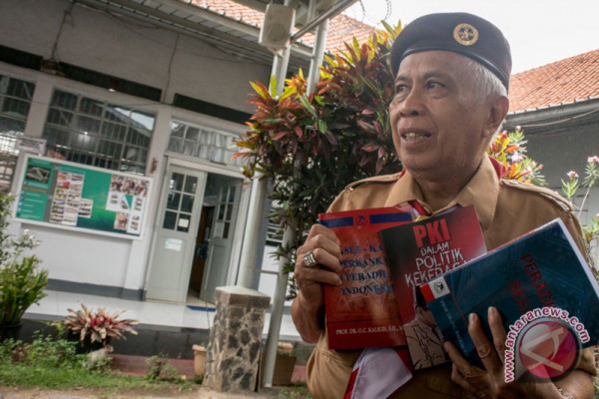 OC Kaligis luncurkan buku 