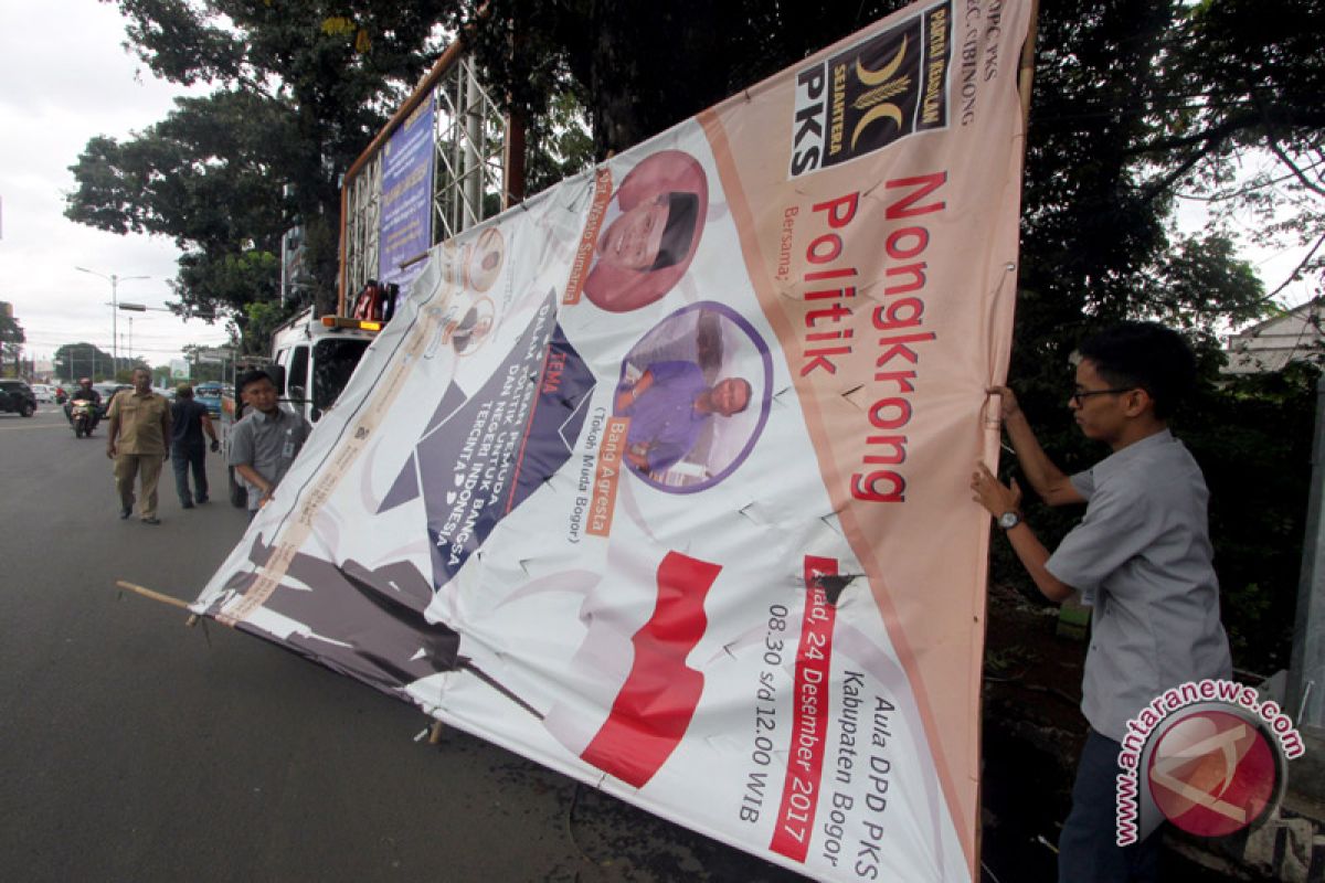 Panwaslu tertibkan puluhan atribut kampanye pasangan calon Cianjur