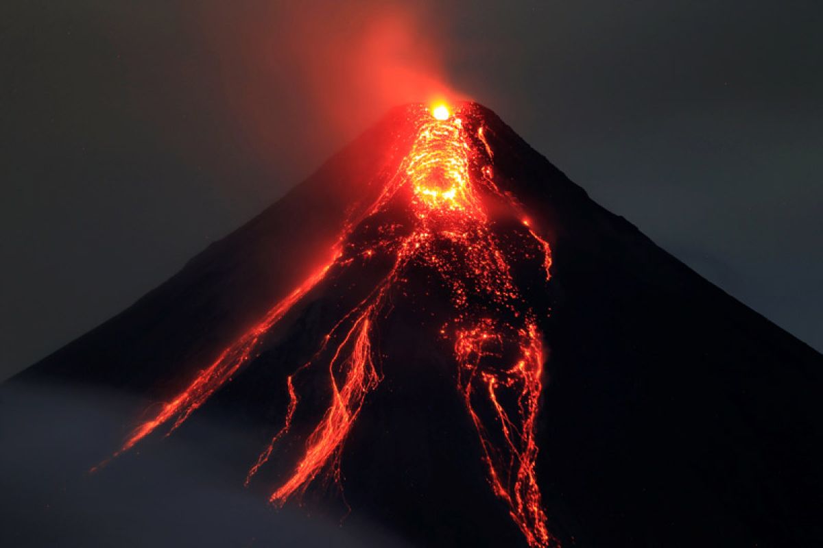 Penduduk mengungsi setelah gunung di Filipina keluarkan lava, gas