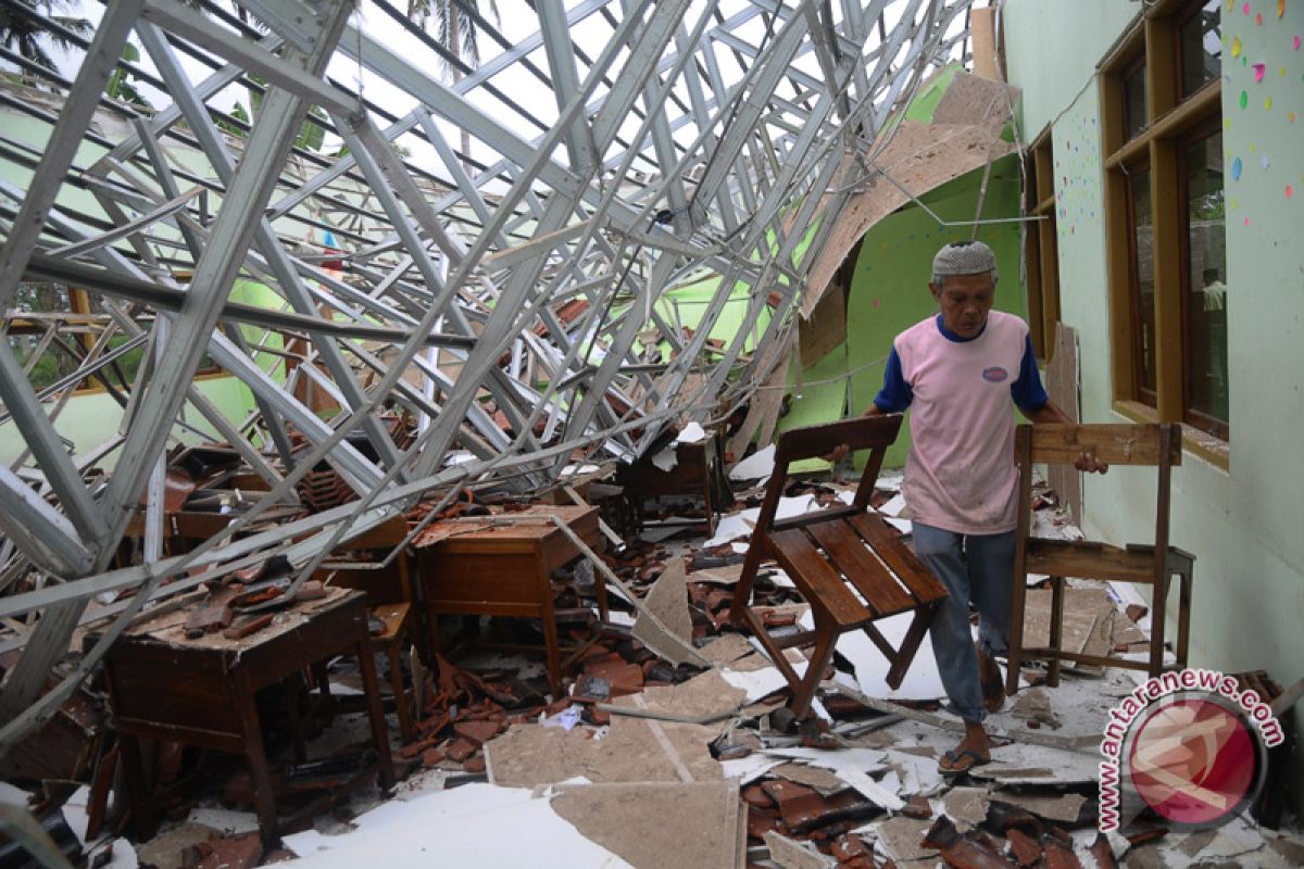 Sekolah di Jepara rusak diterjang angin kencang