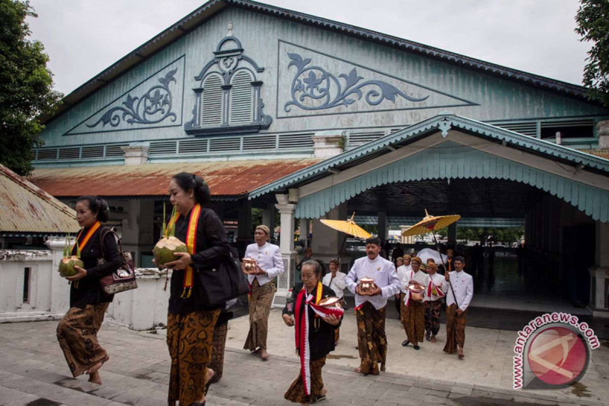 Keraton Surakarta menggelar "Wilujengan Nagari Mahesa Lawung"