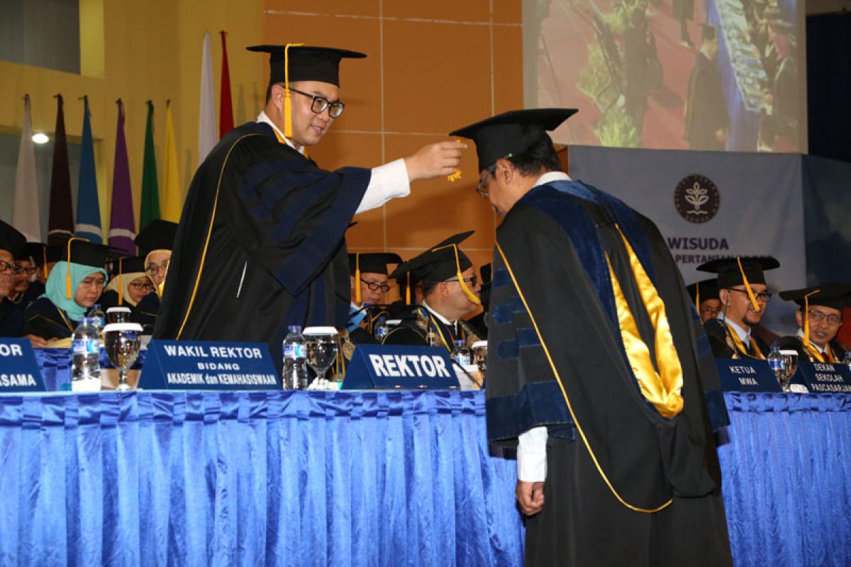 Perdana Arif Satria Wisuda 750 Mahasiswa IPB