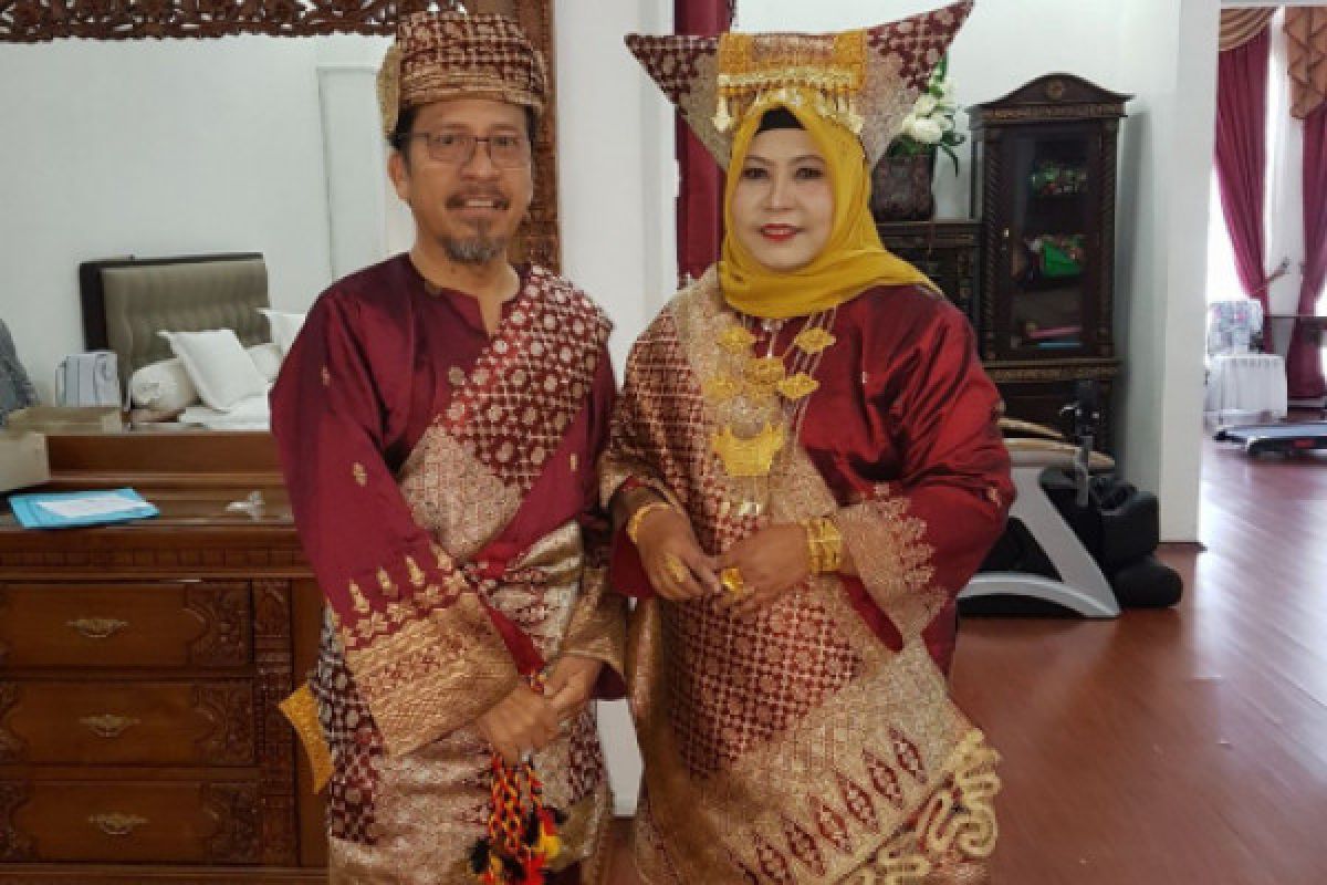 Warna-warni Baju Adat Ramaikan HUT Pasaman Barat