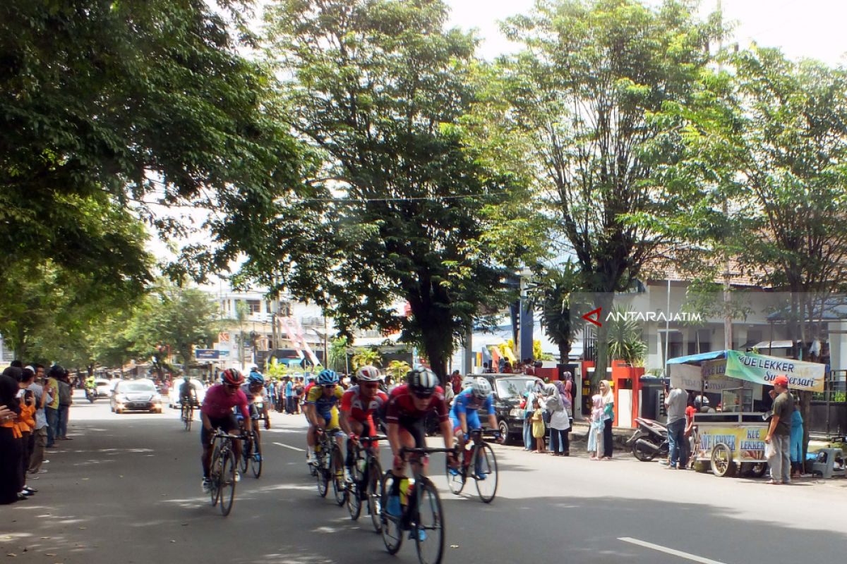 Peserta Balap Sepeda Tour de Indonesia Disambut JFC di Jember (Video)