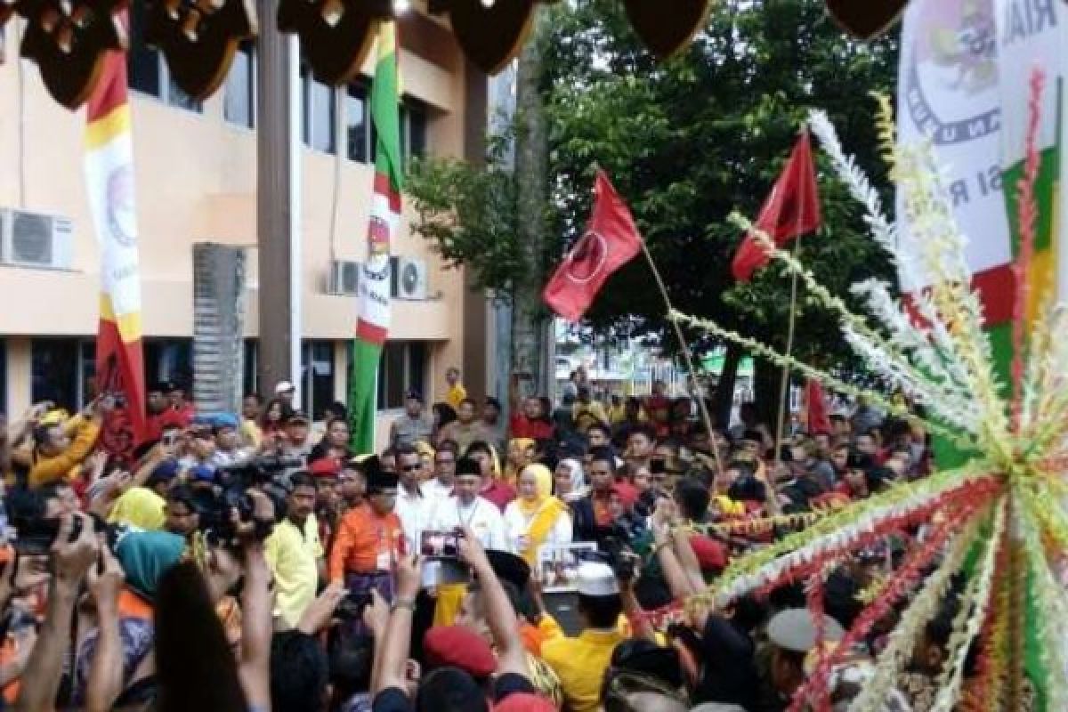 Beberapa Atraksi Seni ini Iringi Pendaftaran Balon Pasangan Andi Rachman-Suyatno
