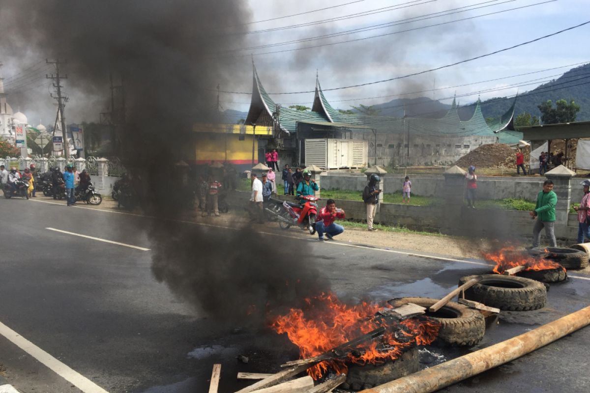 Ratusan warga Koto Tangah Padang blokir jalan menuju bandara