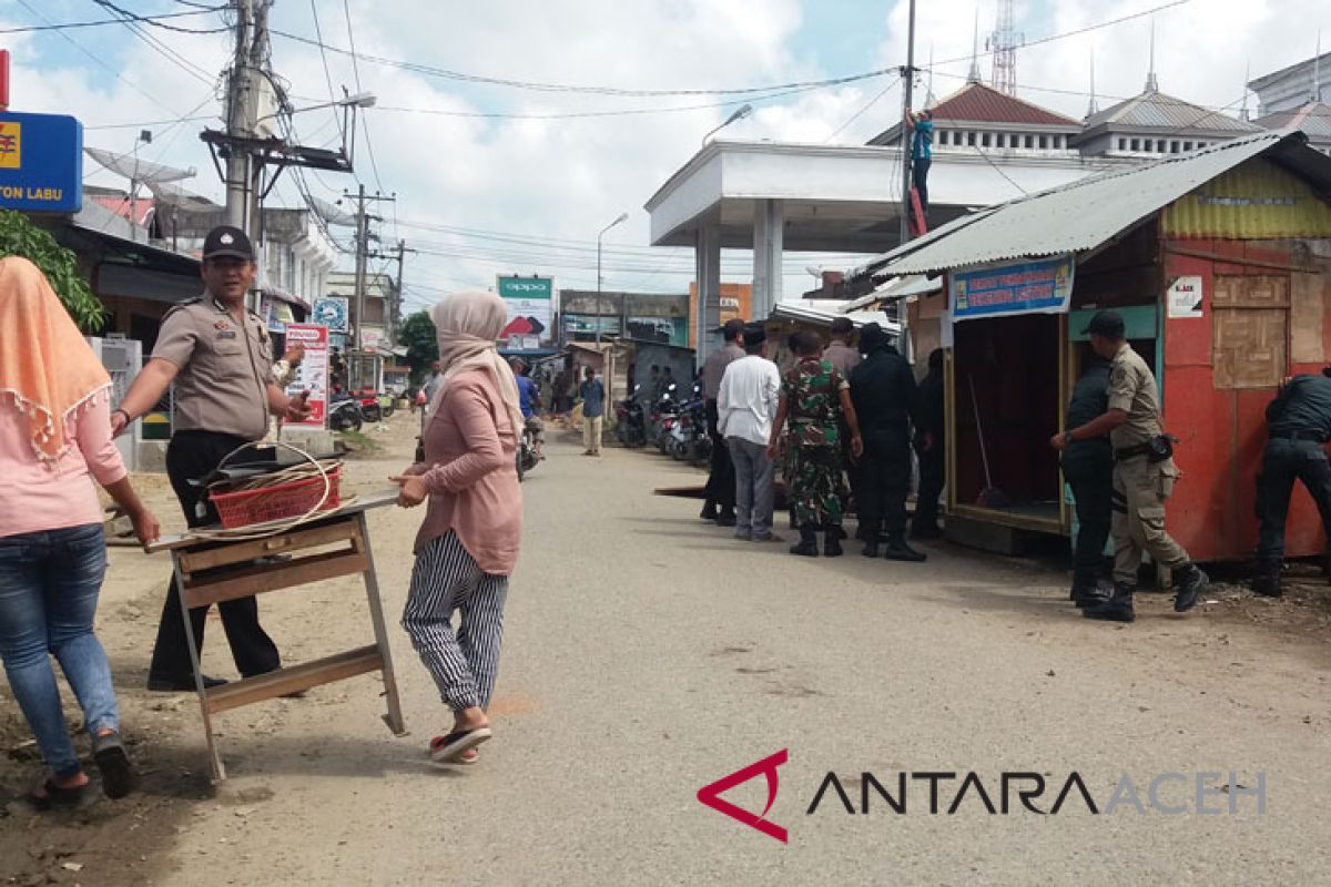 Sebagian pedagang Aceh Utara bongkar kiosnya