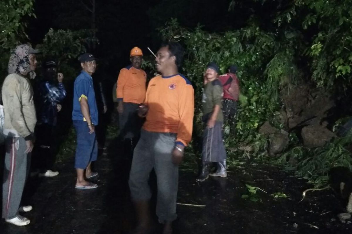 Longsor, Akses Jalan Desa di Jember Terputus