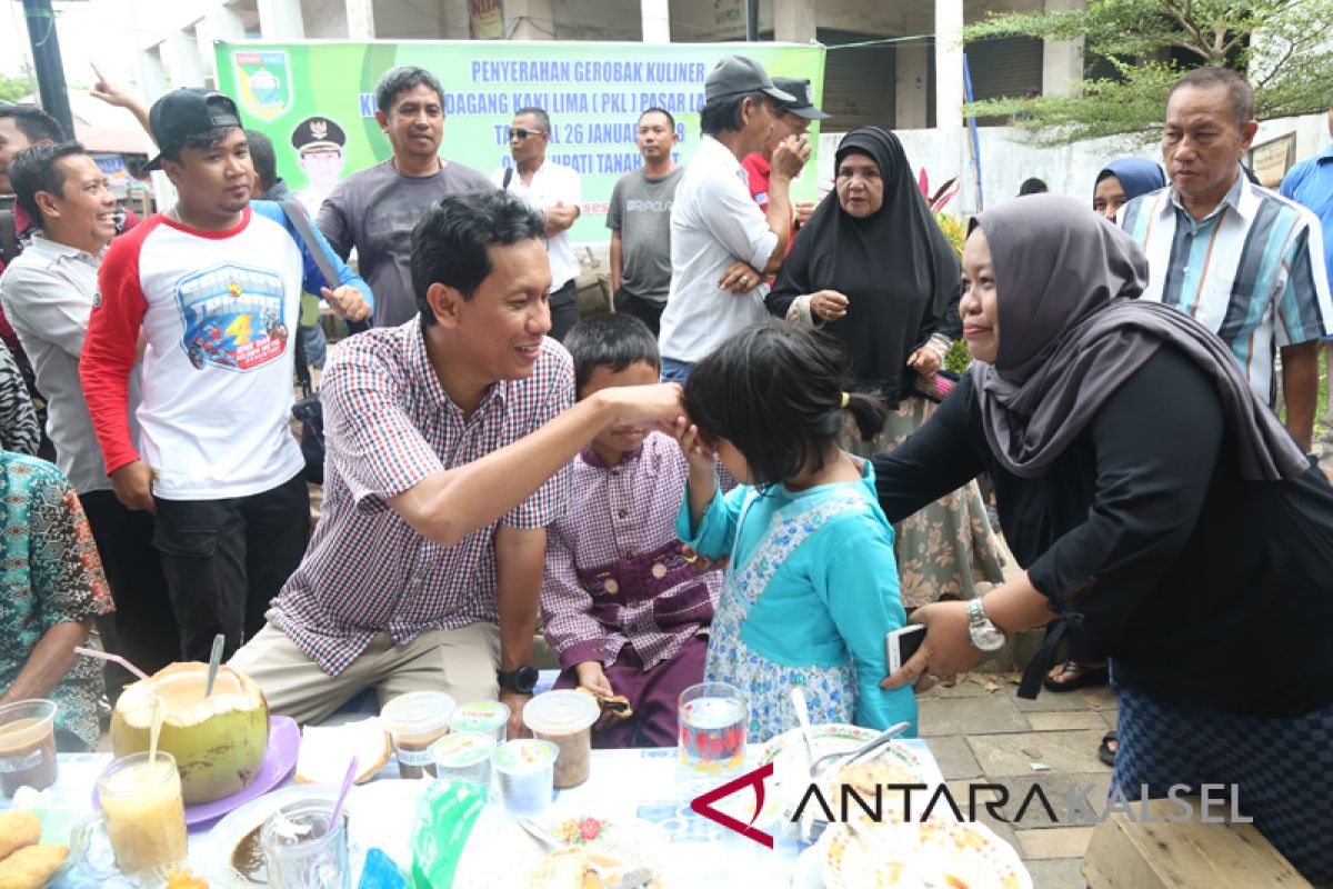 Bupati Menikmati Jajanan Pasar Lama Pelaihari