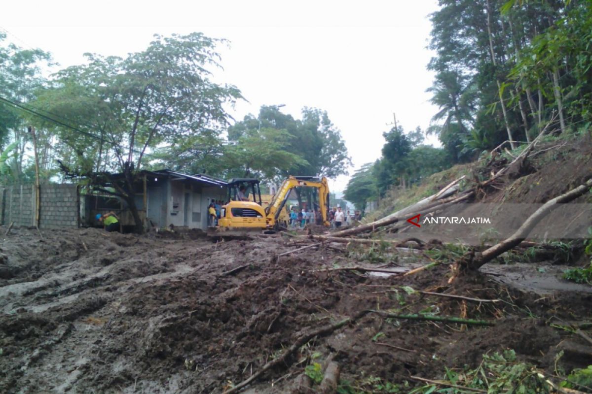 Petugas Gunakan Alat Berat Bersihkan Material Longsor di Kalisat Jember (Video)