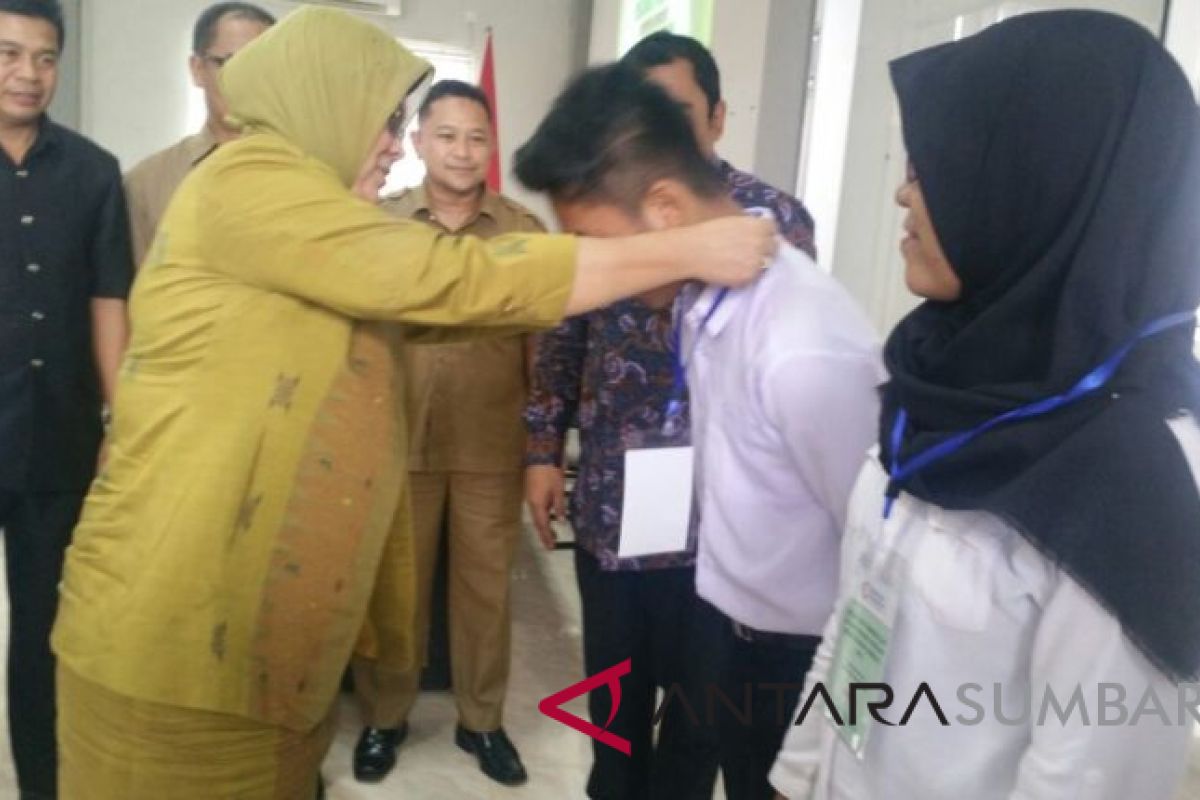 Pelatihan Pembuatan Hiasan Busana di Buka Ketua Dekranasda