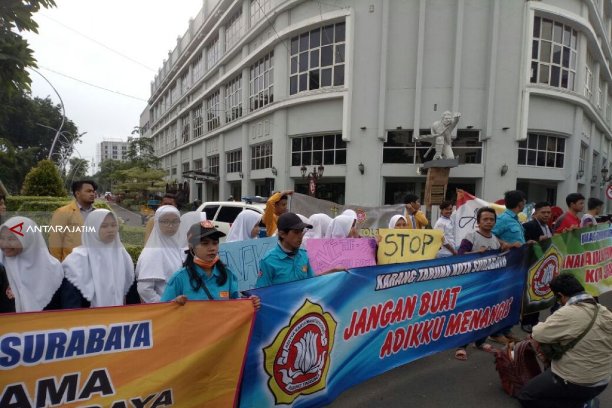 Ratusan Pelajar di Surabaya Aksi Tolak Kekerasan Anak