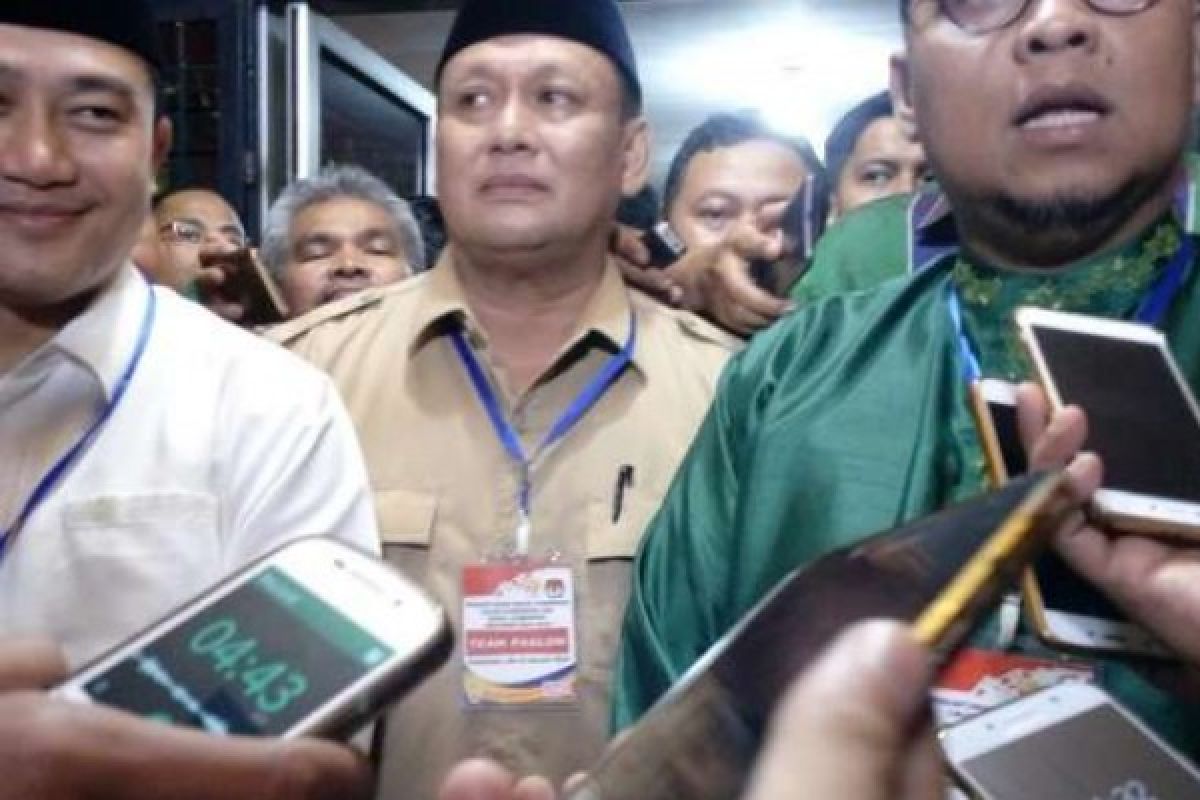 Diantar oleh Kedua Ibunda, Lukman Edy-Hardianto Pasangan Terakhir Daftar Pilgubri